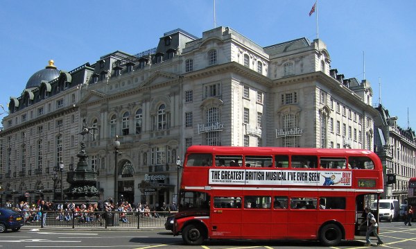Routemaster_Bus,_Piccadilly_Circus.jpg